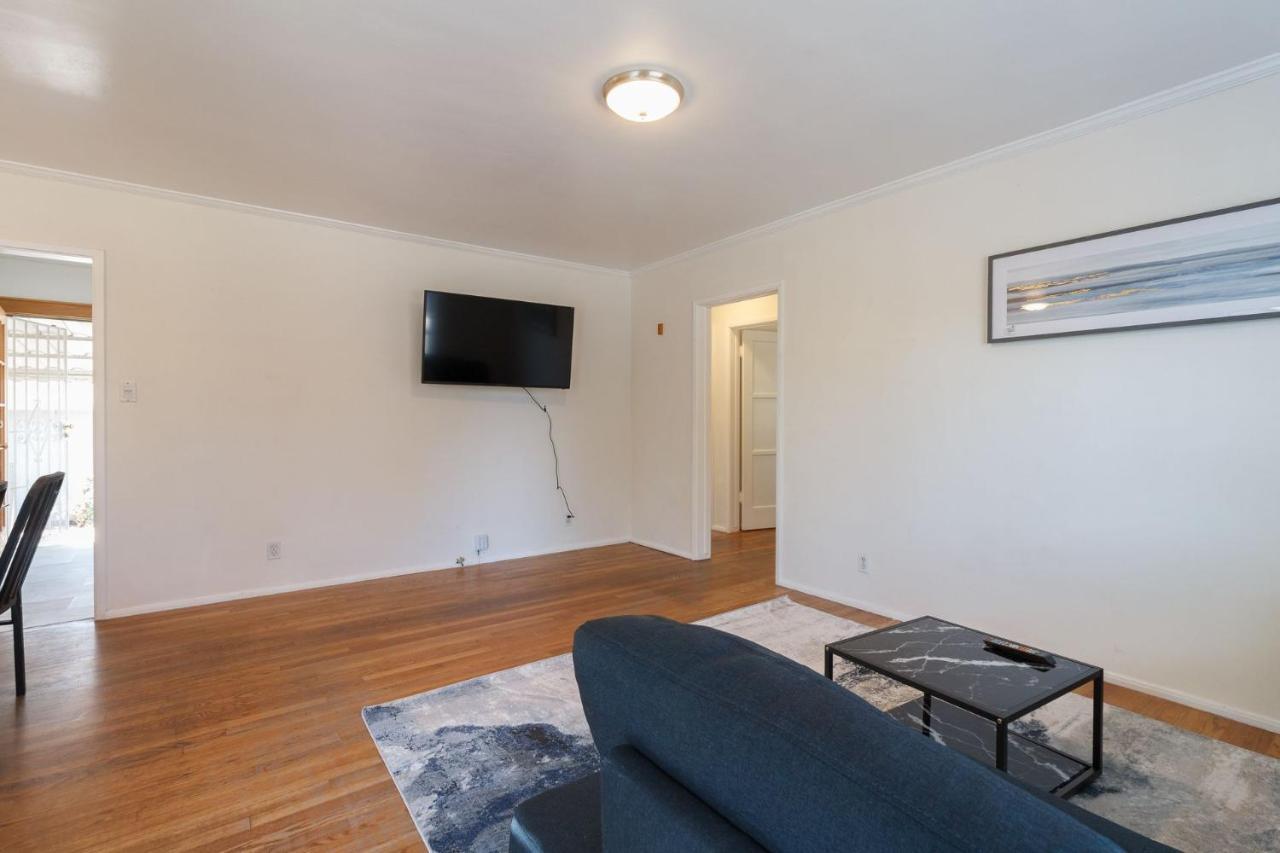 Encino Charmer With Large Backyard Holiday home *