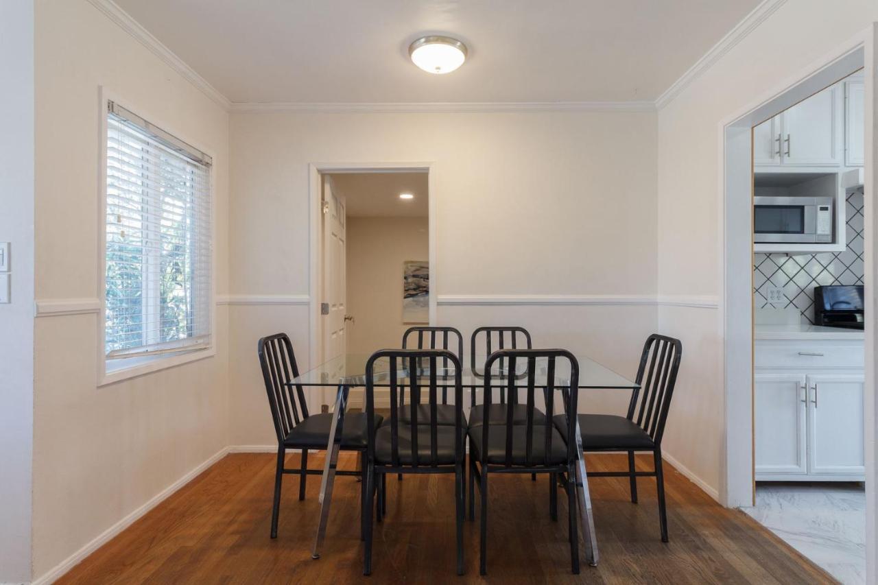 Holiday home Encino Charmer With Large Backyard *